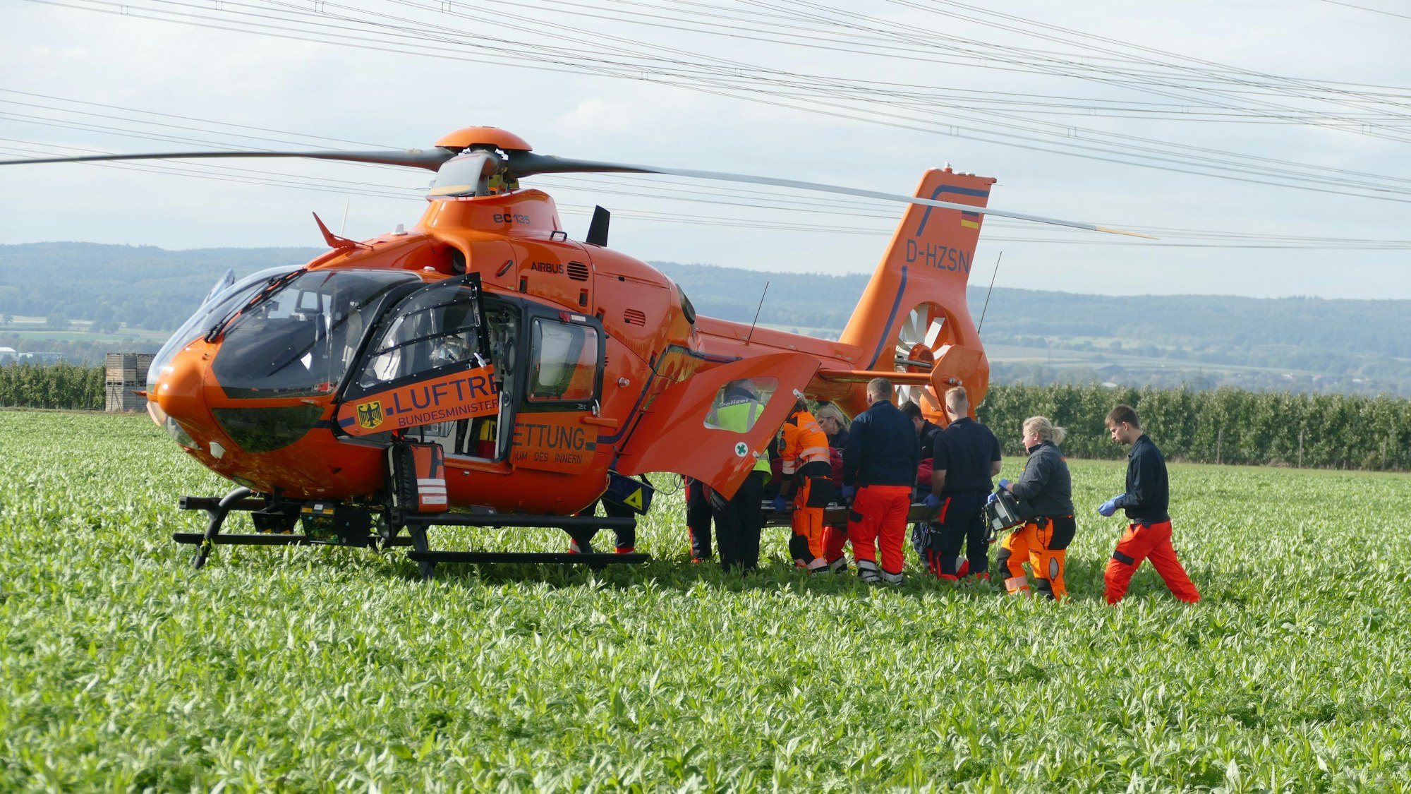 Ein Rettungshubschrauber brachte den Mann in eine Klinik.