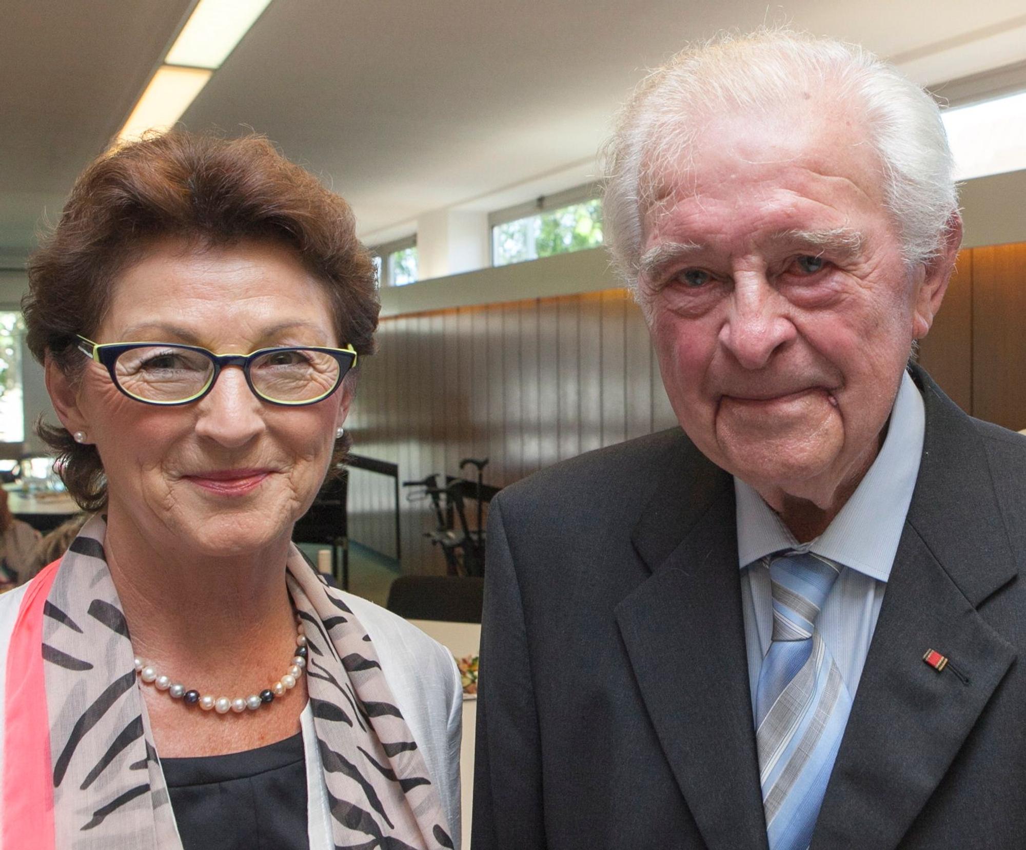 Bürgermeisterin Renate Offergeld gratulierte Wachtbergs Ehrenbürgermeister Peter Schmitz zu seinem 85. Geburtstag.