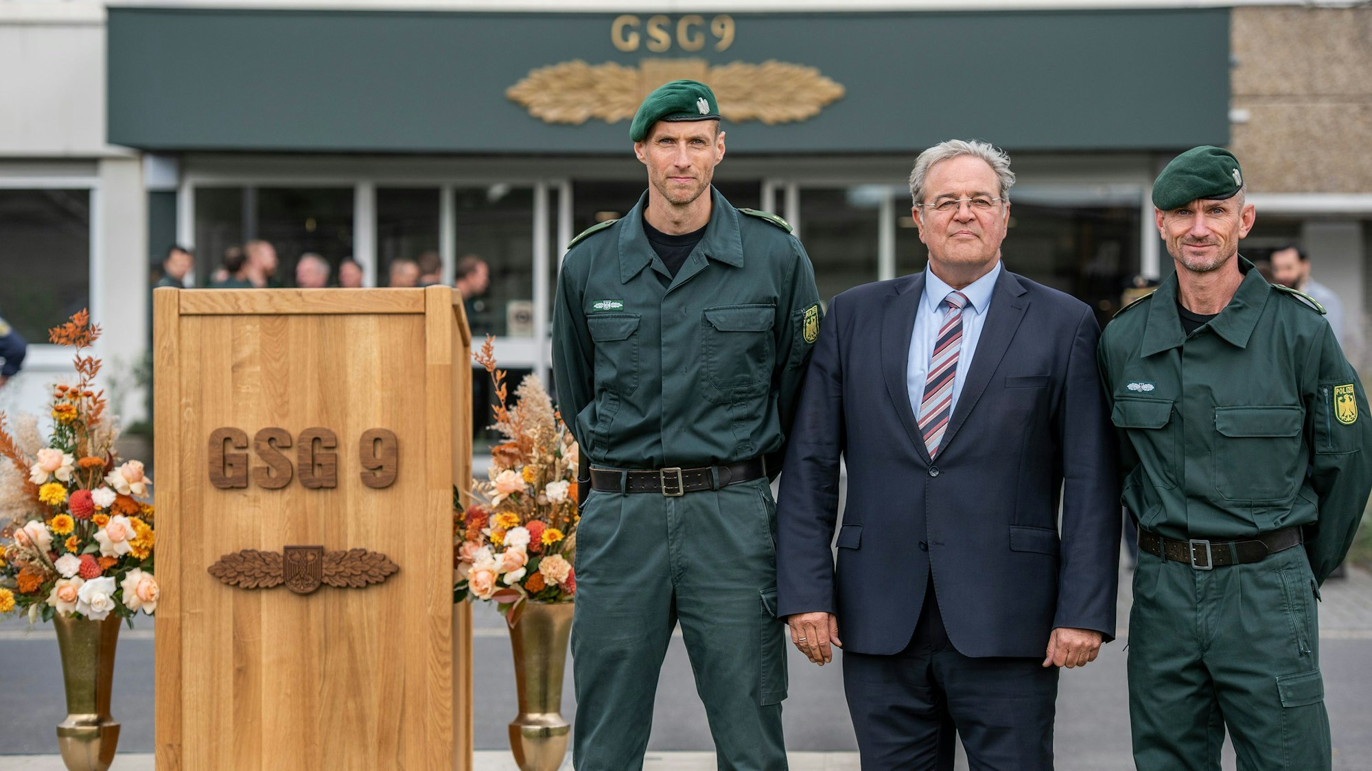 Bei der GSG 9 gab es einen Wechsel beim Kommandeursposten, Robert Hemmerling folgt auf Jerome Fuchs. V.l.: Robert Hemmerling, neuer Kommandeur, Dr. Dieter Romann, Präsident des Bundespolizeipräsidiums, Leitender Polizeidirektor, Jerome Fuchs, bisheriger Kommandeur.