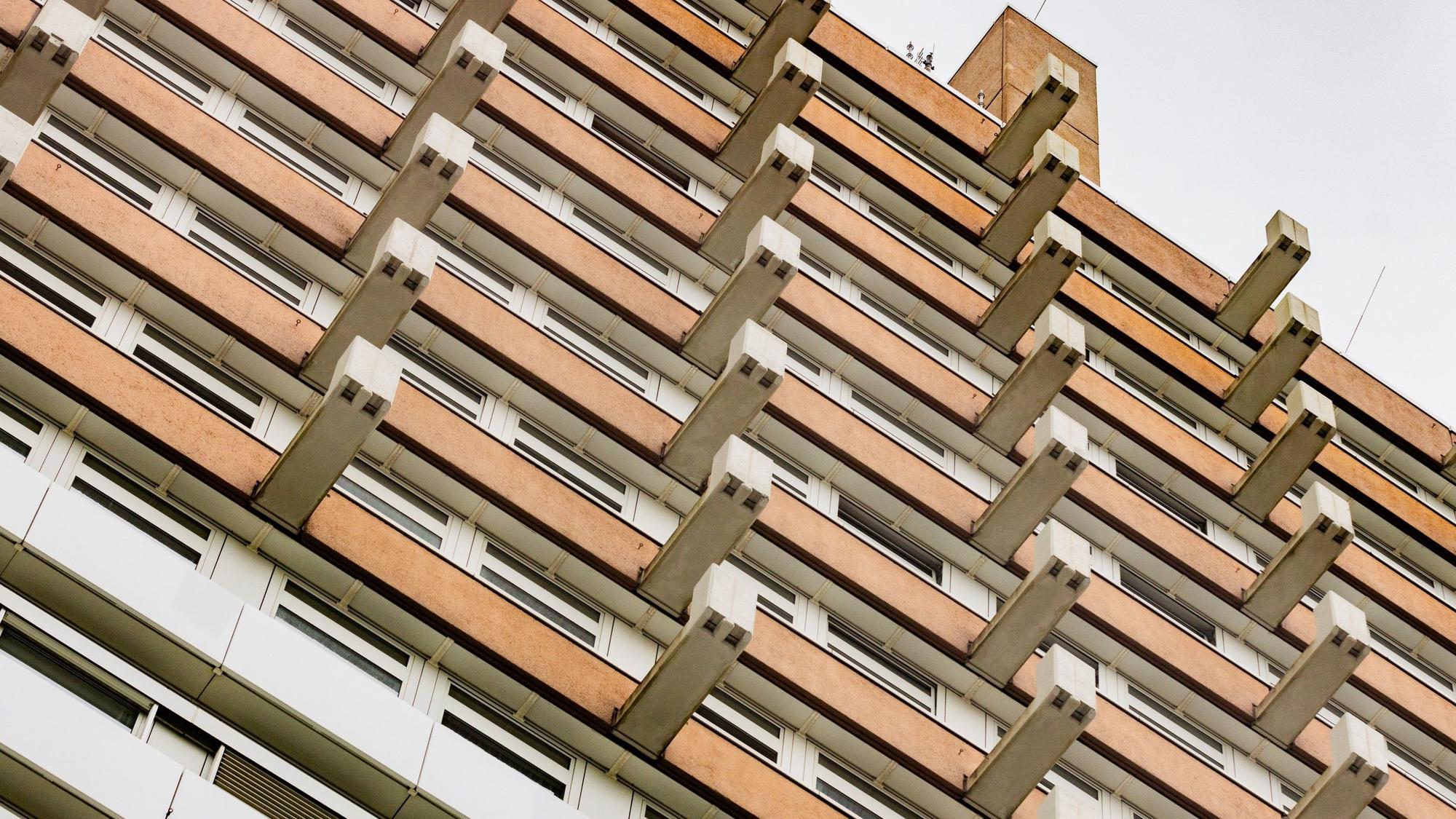 Die Sicht von Außen auf die Fensterfront des Justizzentrums.