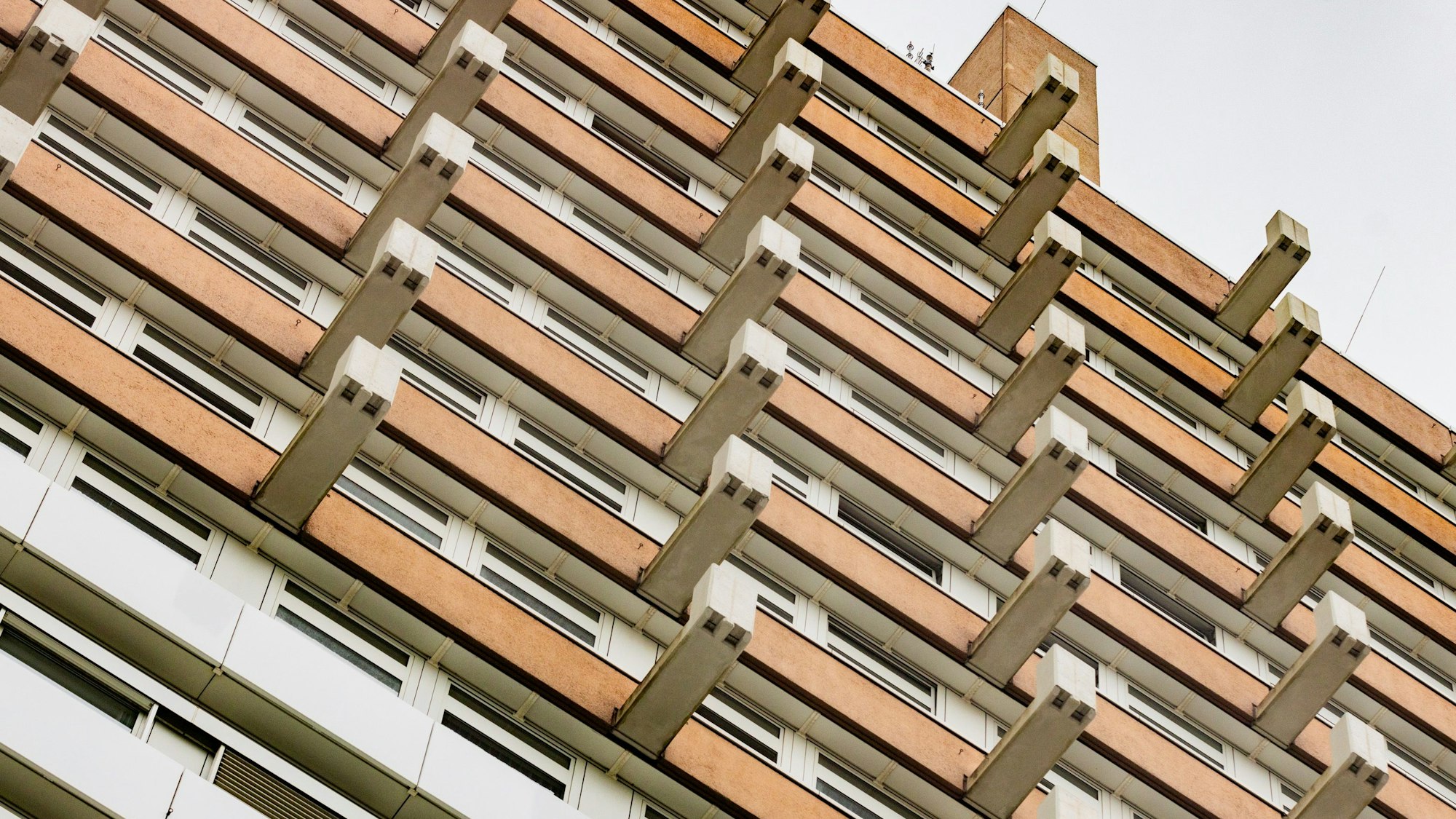 Die Sicht von Außen auf die Fensterfront des Justizzentrums.