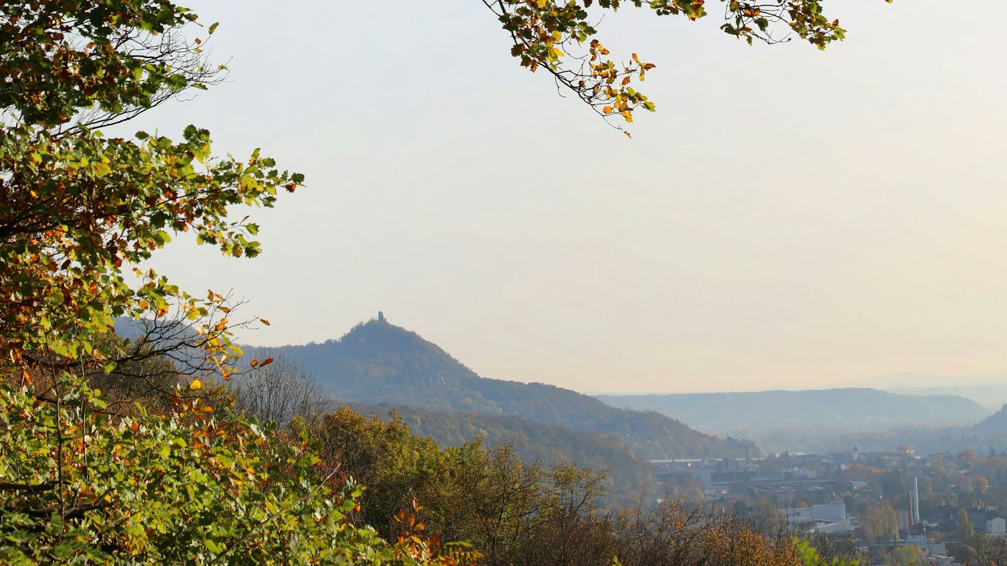 Berg in der Ferne hinter der Stadt.