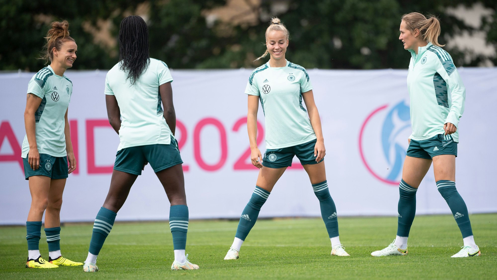 Vier Nationalspielerinnen – unter ihnen Emilia Thönneßens Vorbilder Lina Magull und Giulia Gwinn – beim Training während der EM 2022.