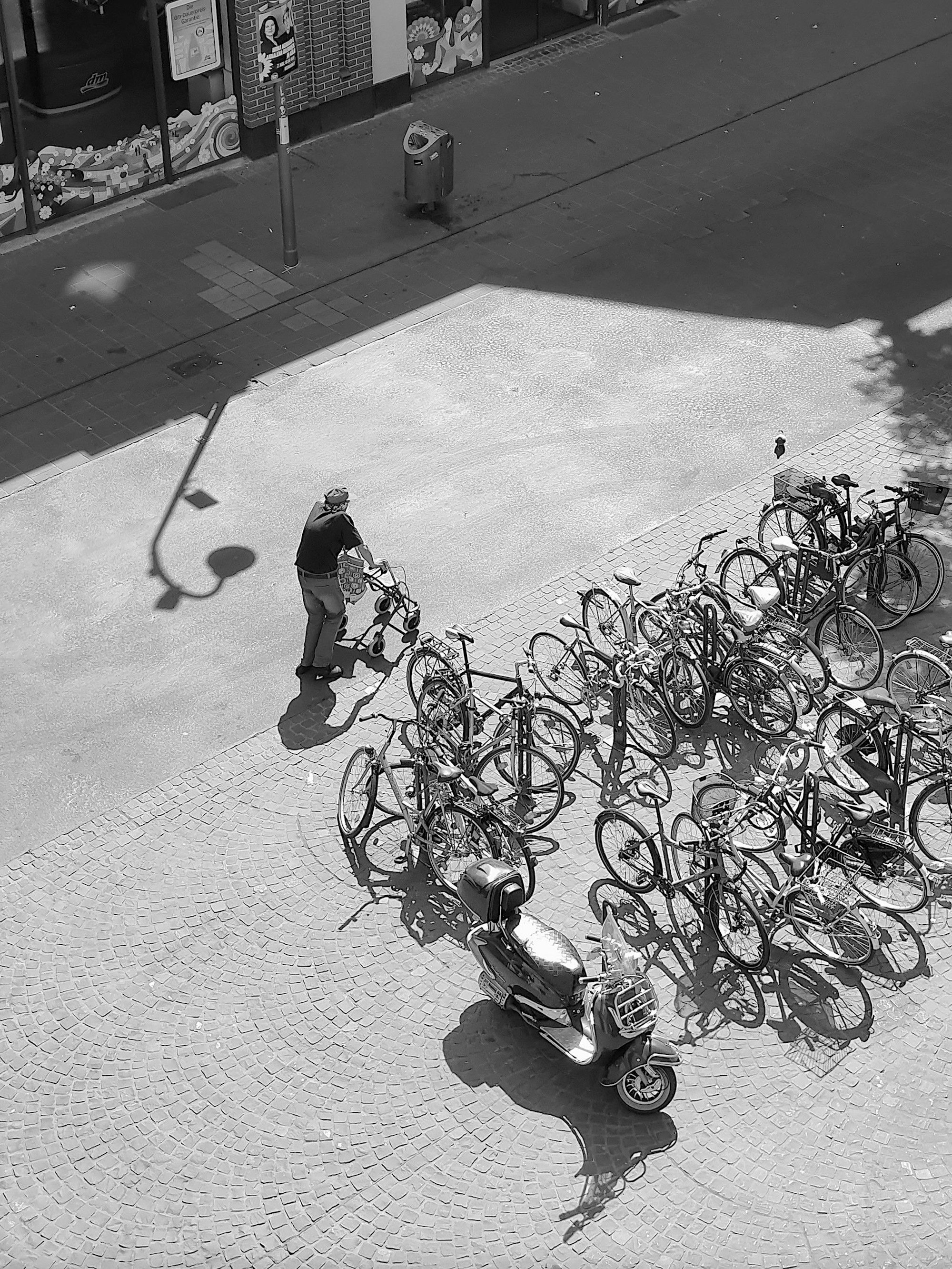 Rentner auf dem Clodwigplatz.