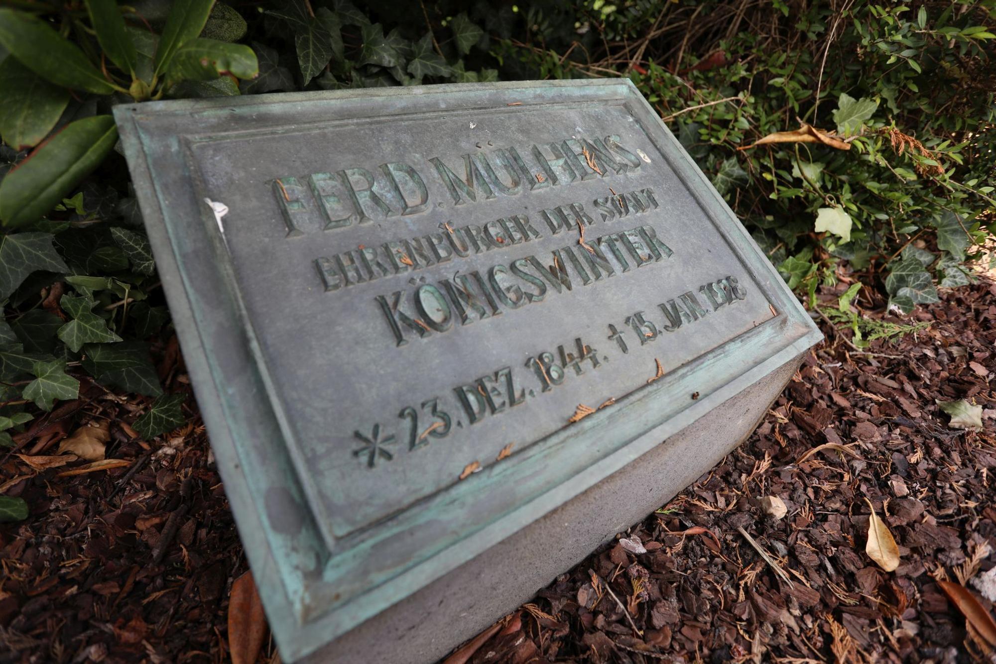 Eine Bronzeplatte auf dem Grab von Ferdinand Mülhens, Ehrenbürger der Stadt Königswinter.