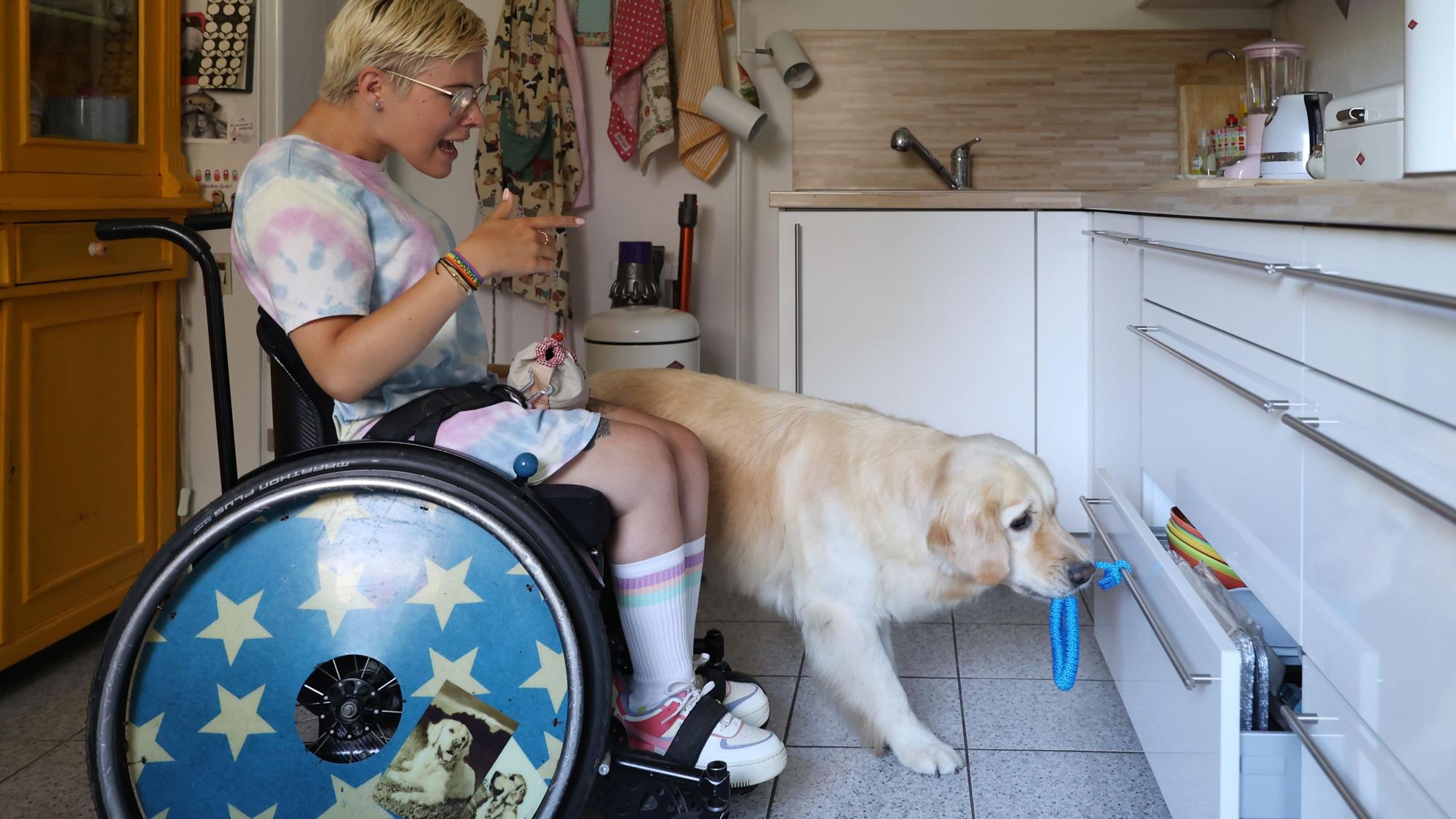 Aidan kann auch Schubladen in der Küche aufmachen.