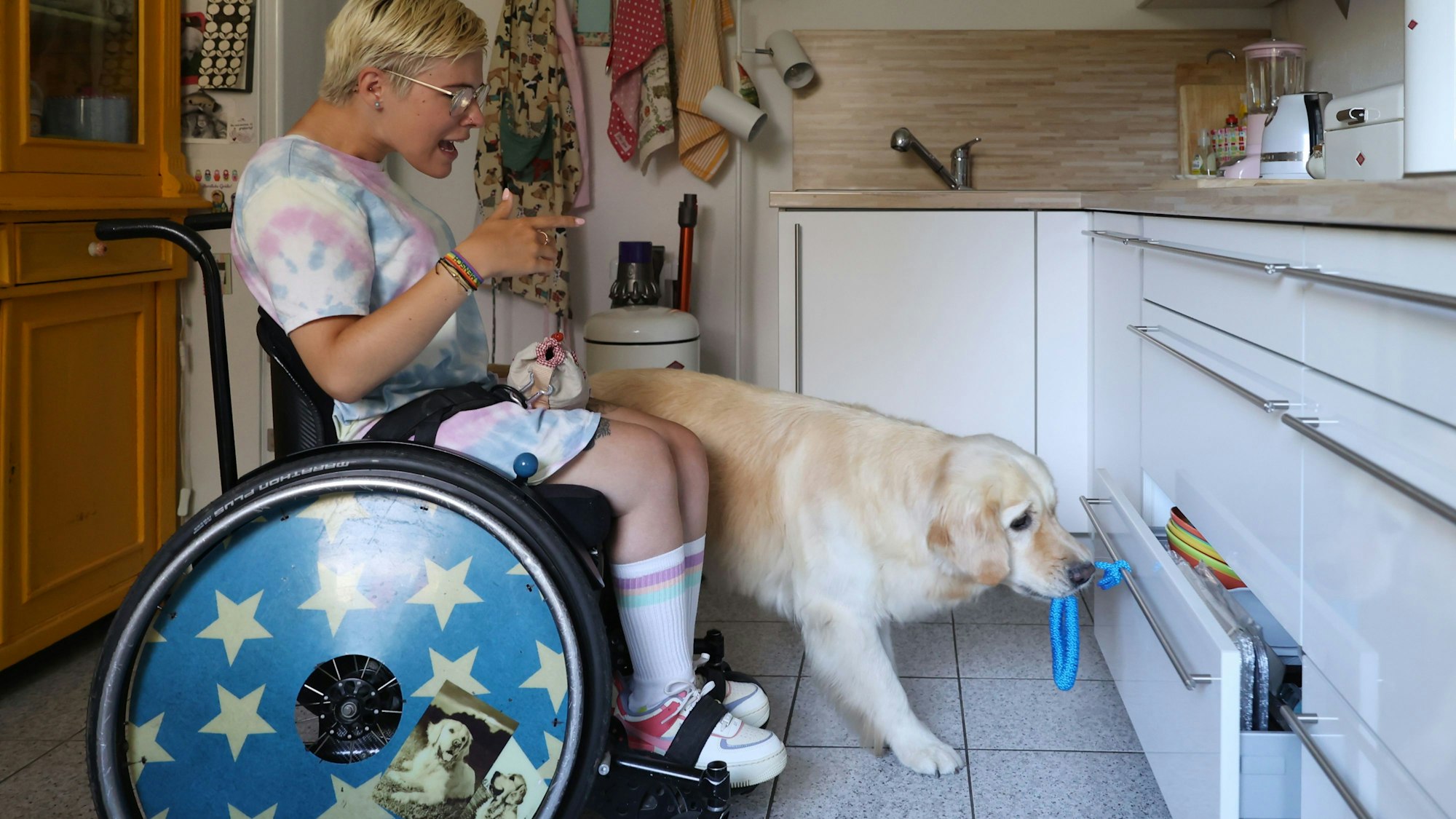 Aidan kann auch Schubladen in der Küche aufmachen.