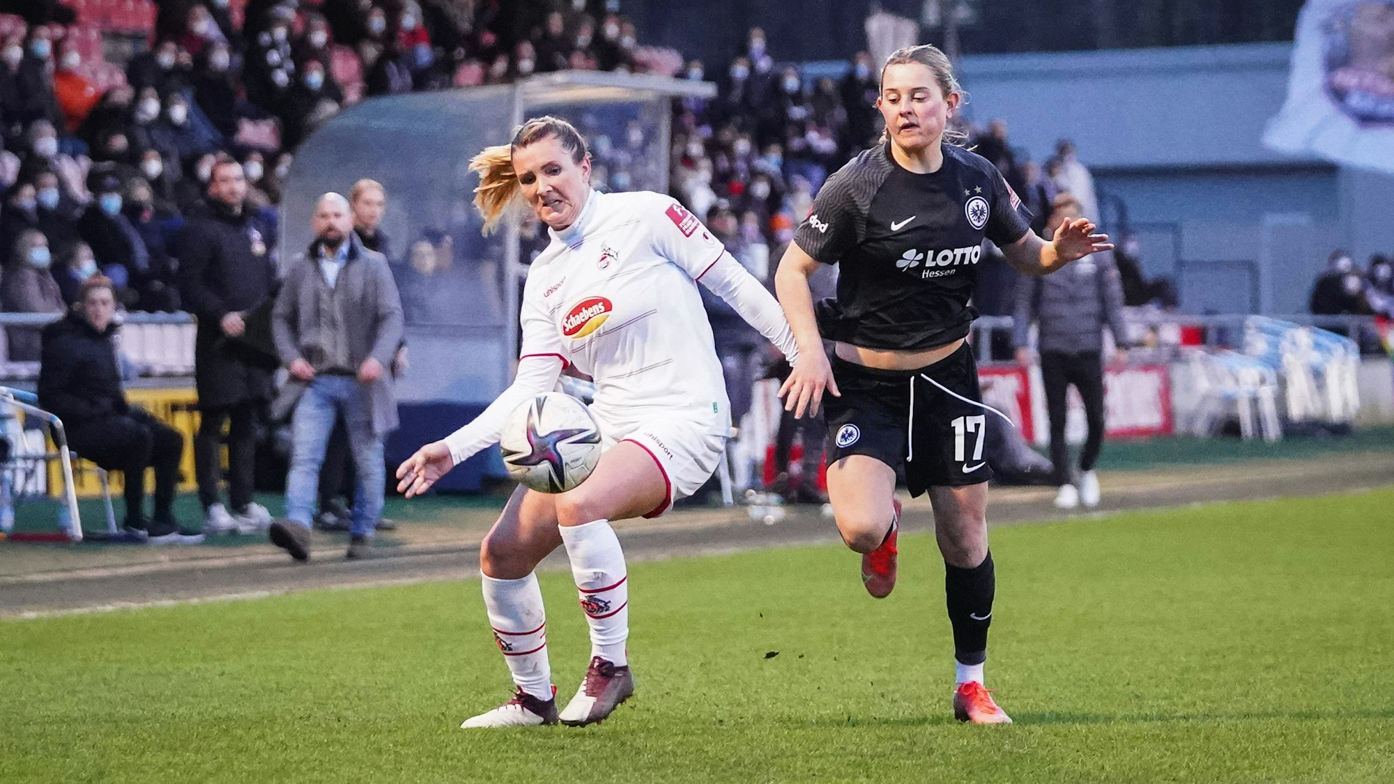 Cologne, Germany, February 13th Rachel Rinast 31 Koeln and Leonie Koester 17 Frankfurt battle for the ball during the Flyeralarm Frauen-Bundesliga 2021/2022 match between 1. FC Koeln and Eintracht Frankfurt at Franz-Kremer-Stadium in Cologne, Germany. Norina Toenges/Sports Press Phot 1. FC Koeln v Eintracht Frankfurt - Flyeralarm Frauen-Bundesliga 2021/2022 - Franz-Kremer-Stadium PUBLICATIONxNOTxINxBRAxMEX