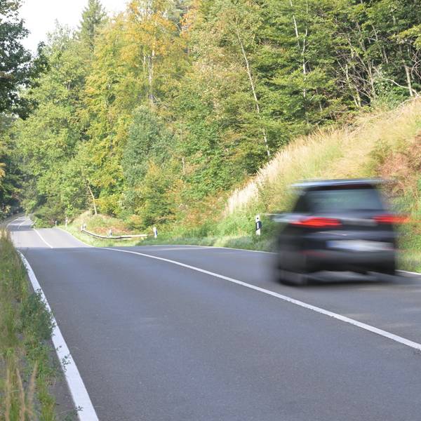 Auf der L288 durch den Königsforst gilt überwiegend Tempo 100.