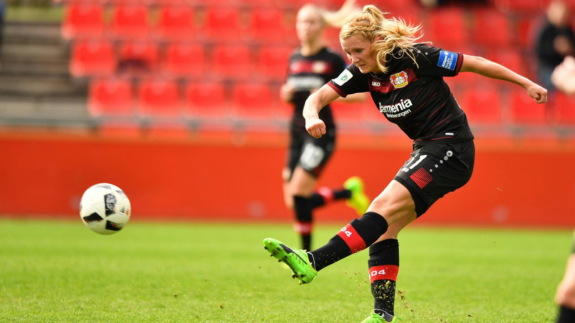 Rachel Rinast (Bayer 04 Leverkusen) (31) mit Torschuss, Fussball, Allianz Frauen-Bundesliga, Bayer 04 Leverkusen - SC Sand, xmkx
Rachel Rinast Bayer 04 Leverkusen 31 with Torschuß Football Alliance Women Bundesliga Bayer 04 Leverkusen SC Sand xmkx