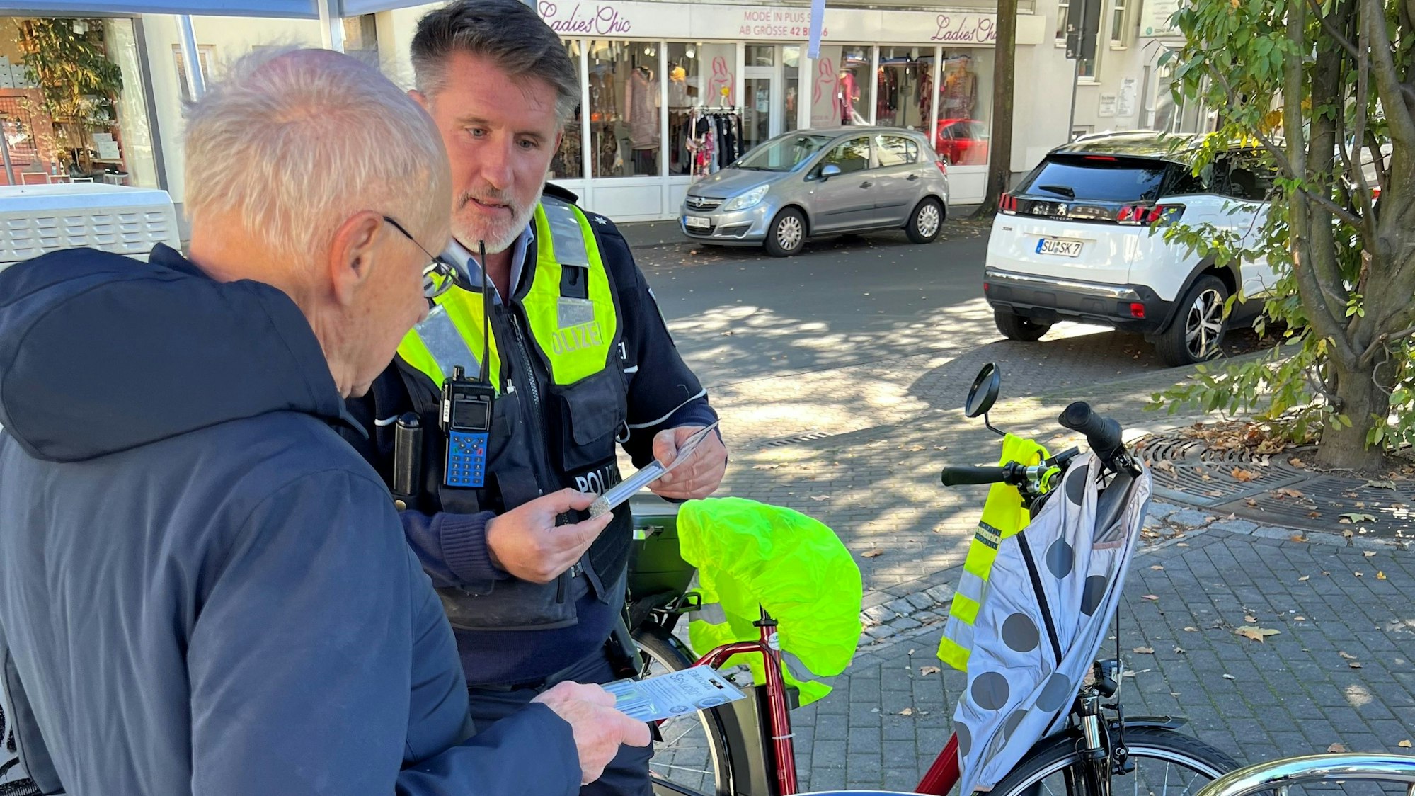 Auf dem Stadtsoldatenplatz ließen sich Bürgerinnen und Bürger zu den Themen Einbruchschutz und Verkehrssicherheit beraten.