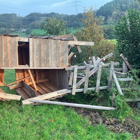 Einer der Hochsitze, die angesägt und umgestoßen wurden, liegt in einem Waldstück auf dem Boden.