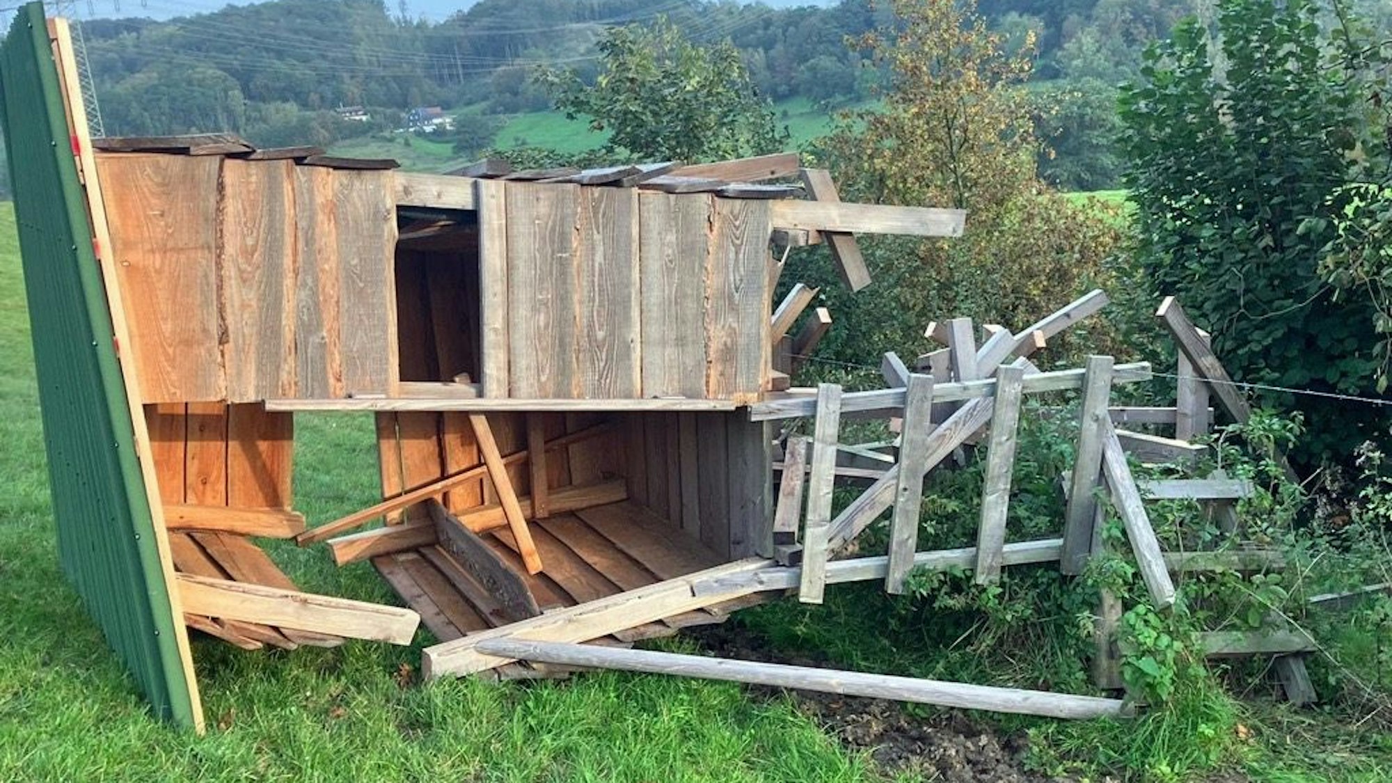 Einer der Hochsitze, die angesägt und umgestoßen wurden, liegt in einem Waldstück auf dem Boden.