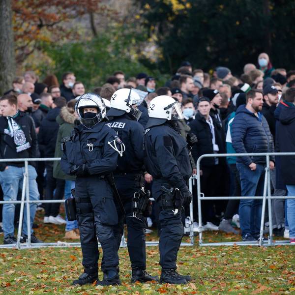 Polizeikräfte im Einsatz vor dem Derby 1.FCKöln gegen Mönchengladbach im Jahr 2022
