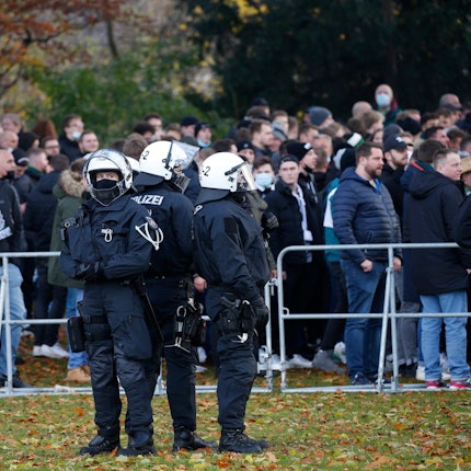 Polizeikräfte im Einsatz vor dem Derby 1.FCKöln gegen Mönchengladbach im Jahr 2022