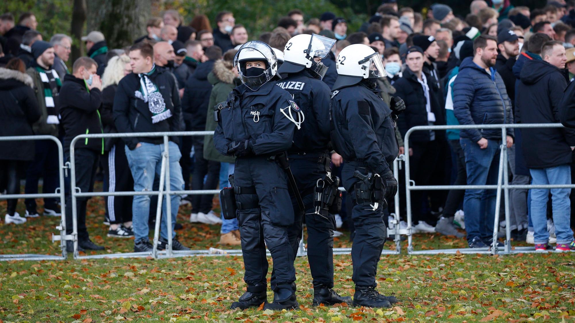 Polizeikräfte im Einsatz vor dem Derby 1.FCKöln gegen Mönchengladbach im Jahr 2022