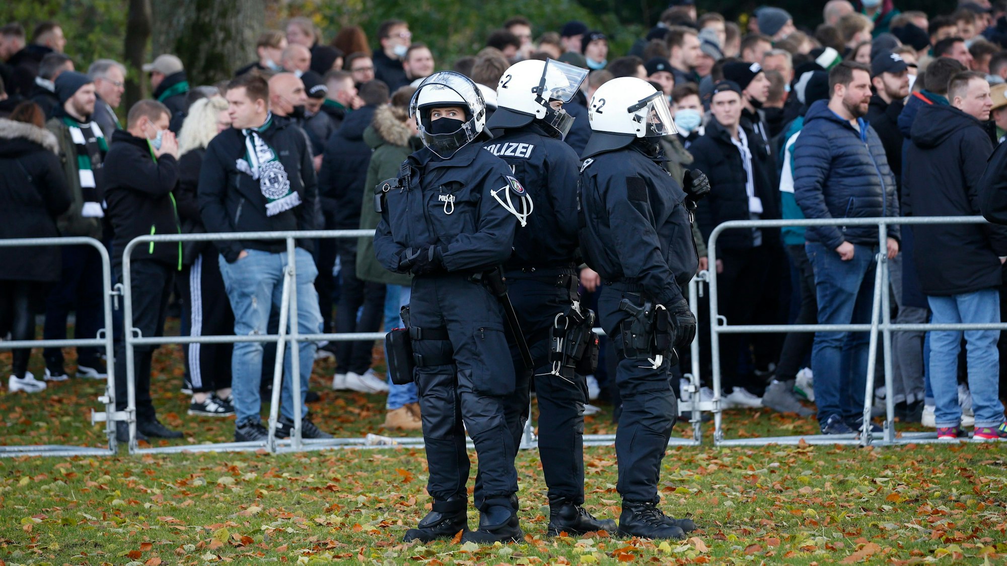Polizeikräfte im Einsatz vor dem Derby 1.FCKöln gegen Mönchengladbach im Jahr 2022