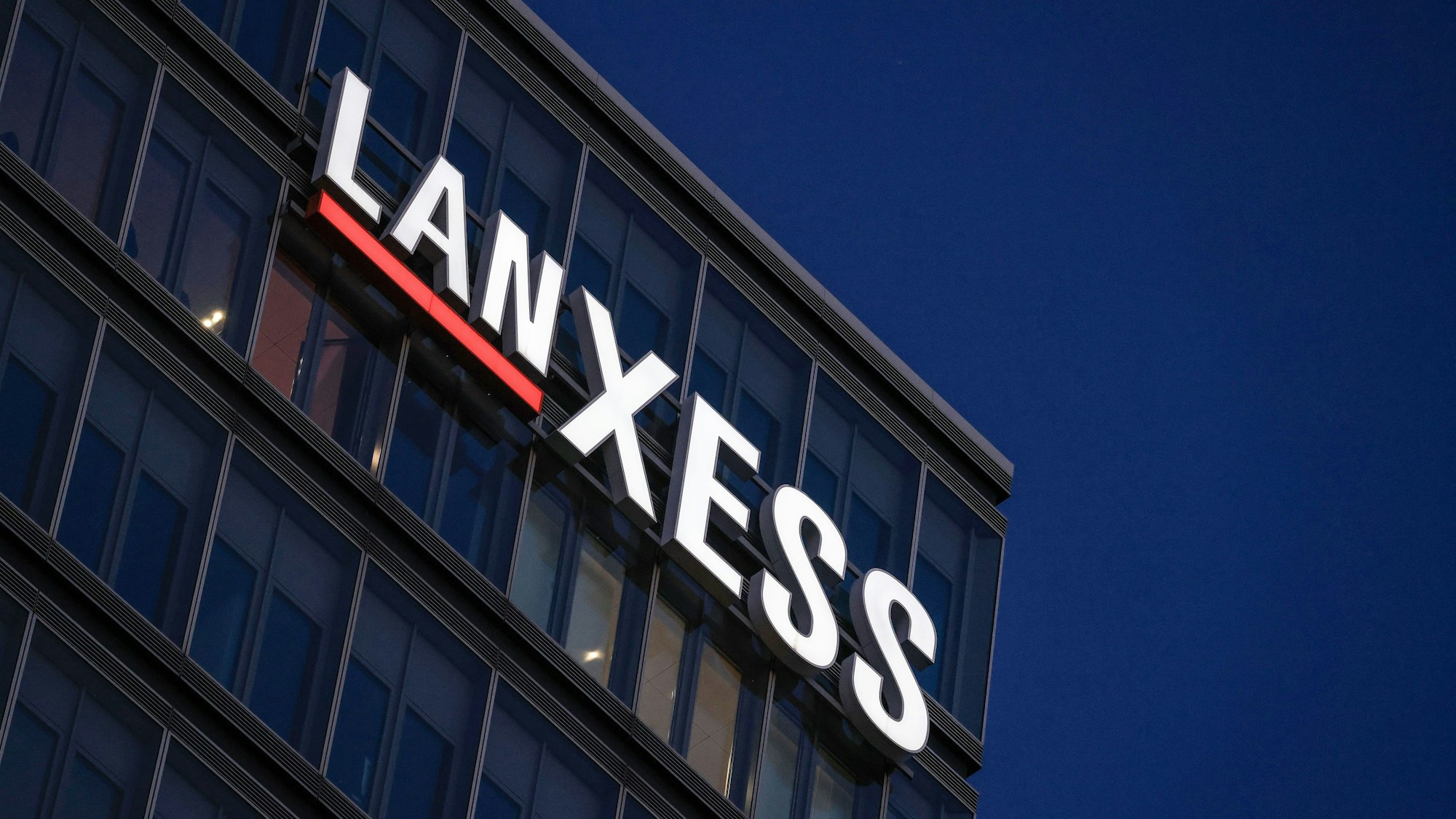 Das Logo des Chemiekonzerns leuchtet an der Kölner Hauptverwaltung.