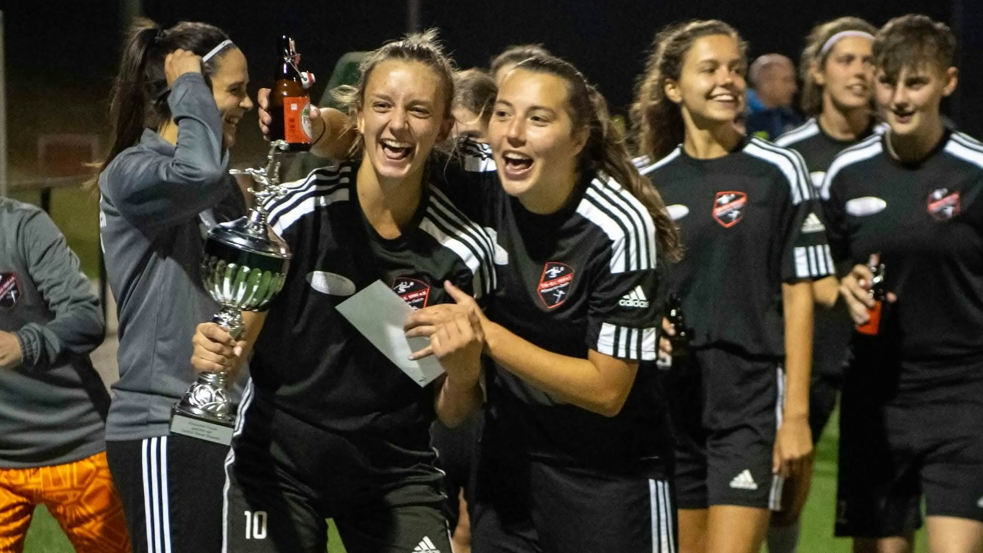 Eine Fußballspielerin jubelt über den Pokalsieg.