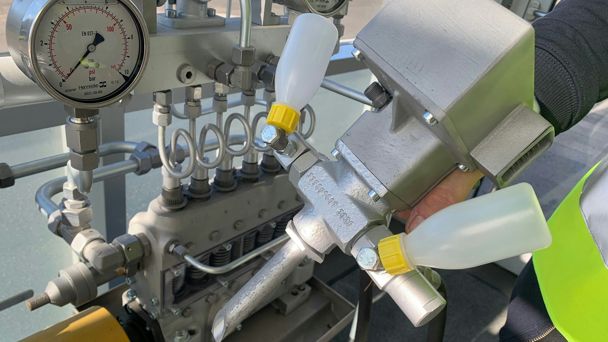 Eine historische Dosiermaschine von Hennecke.