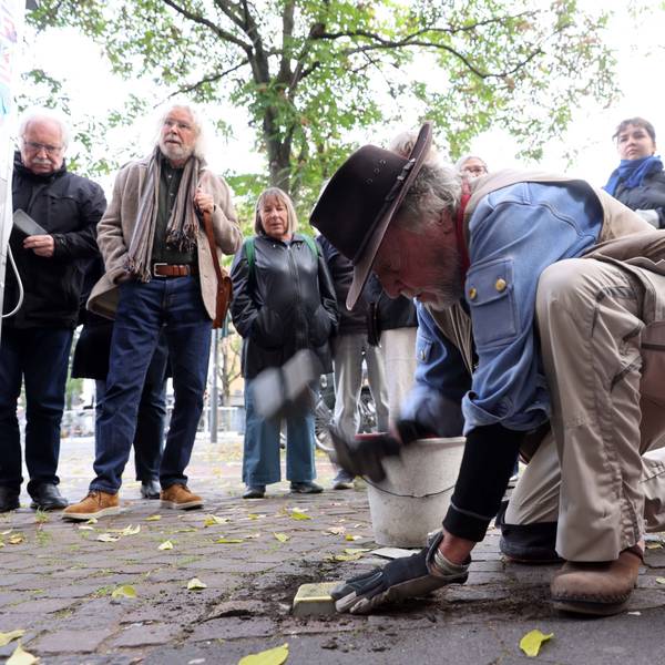 Gunter Demnig bei der Verlegung des Stolpersteins an der Aachener Straße.