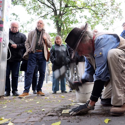 Gunter Demnig bei der Verlegung des Stolpersteins an der Aachener Straße.