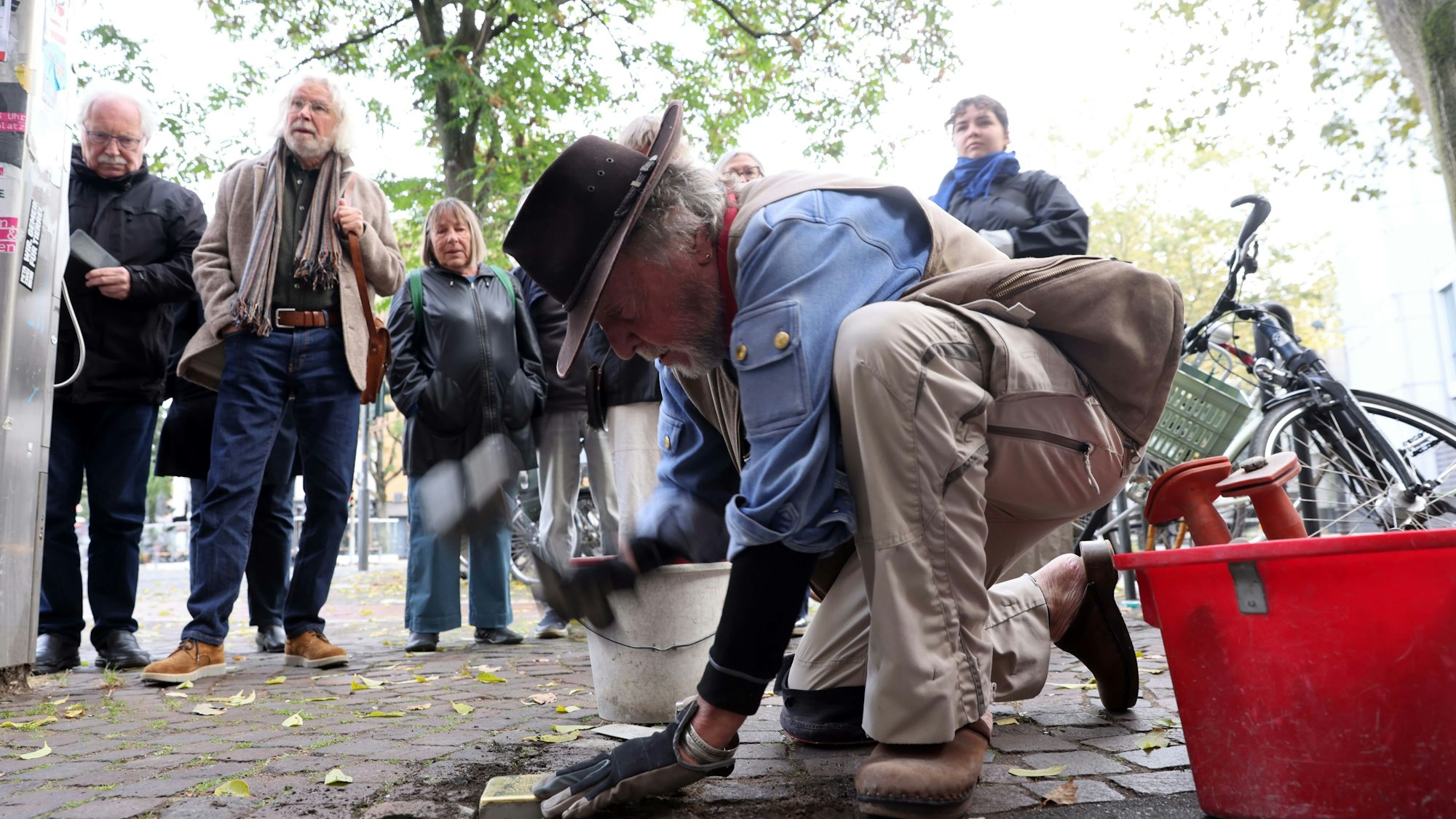Gunter Demnig bei der Verlegung des Stolpersteins an der Aachener Straße.
