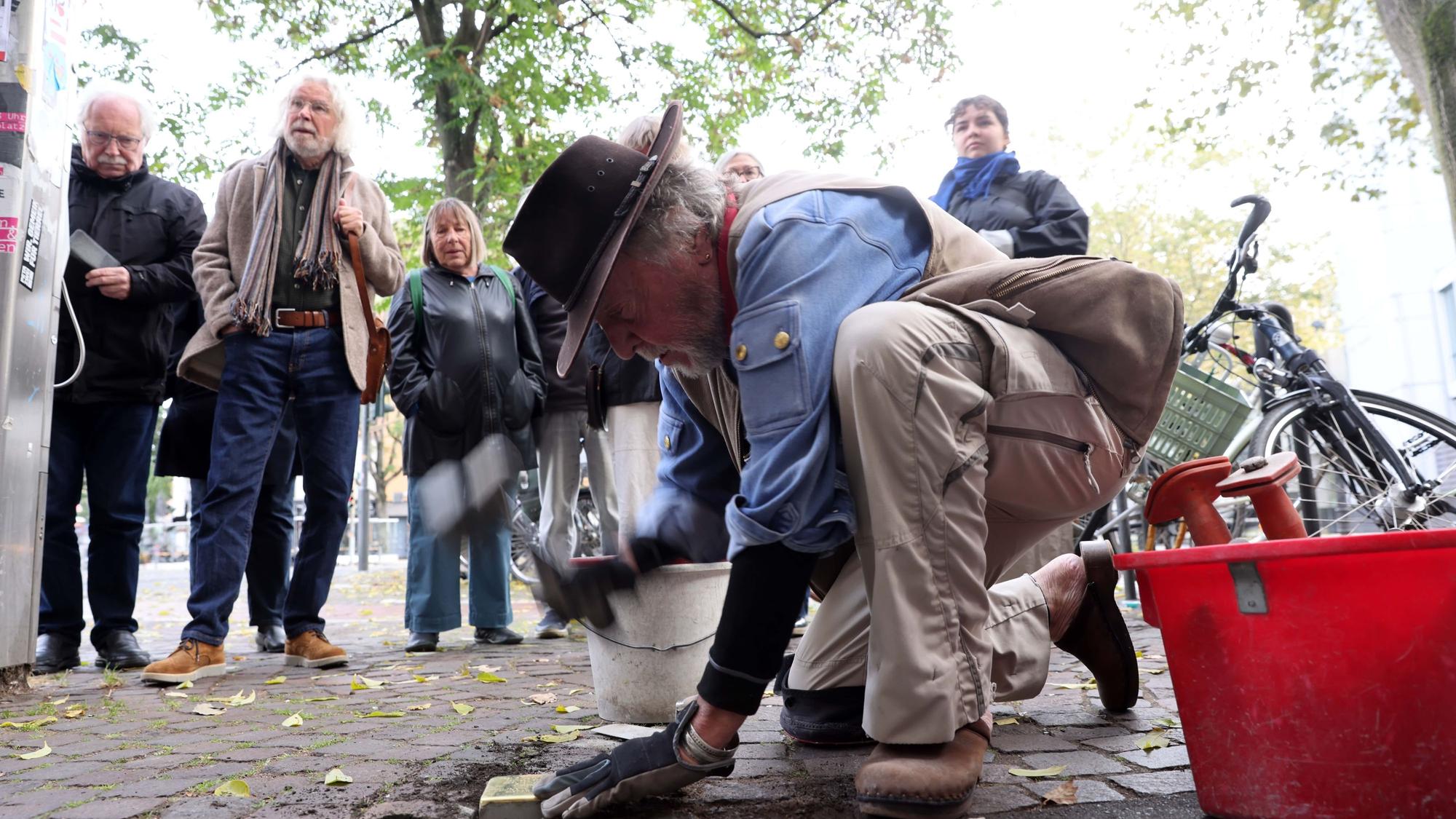 Gunter Demnig bei der Verlegung des Stolpersteins an der Aachener Straße.