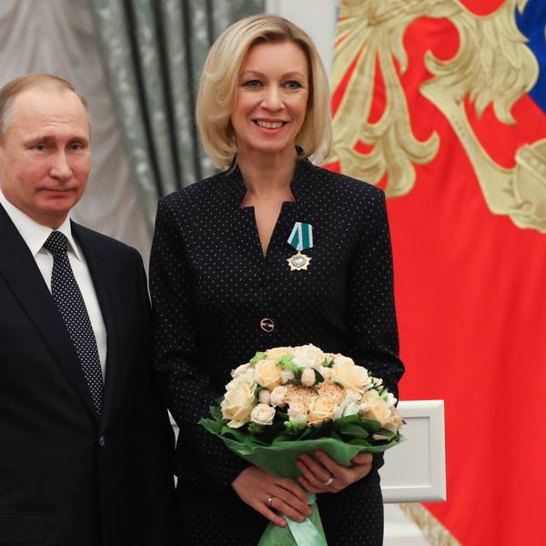 Russlands Präsident Wladimir Putin (l.) zusammen mit Maria Sacharowa, Sprecherin von Außenminister Sergei Lawrow. Beide haben sich zur Explosion in Gaza geäußert. (Archivbild)