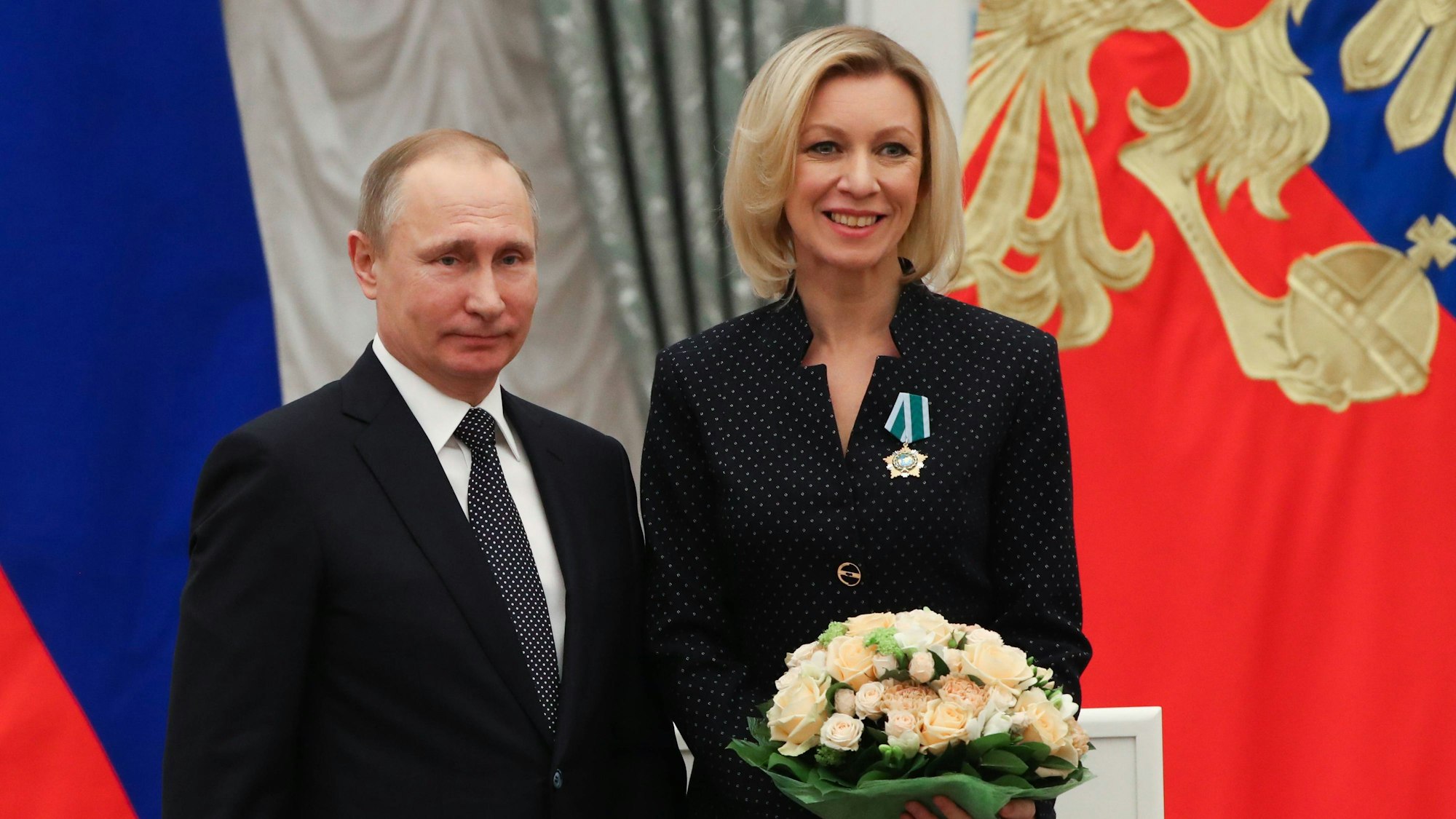 Russlands Präsident Wladimir Putin (l.) zusammen mit Maria Sacharowa, Sprecherin von Außenminister Sergei Lawrow. Beide haben sich zur Explosion in Gaza geäußert. (Archivbild)