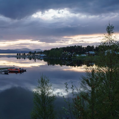 Am Ufer eines Sees in Norwegen