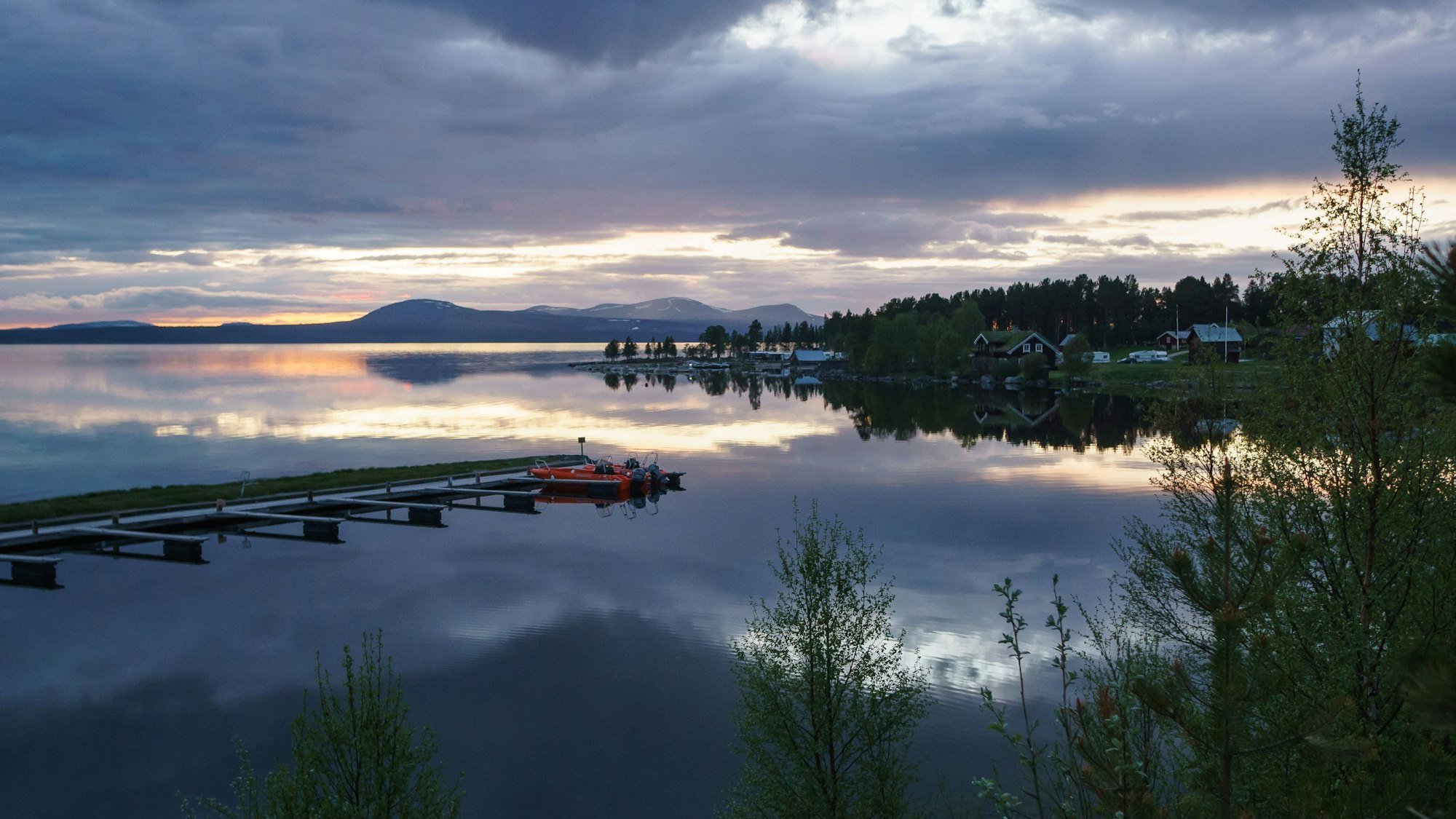 Am Ufer eines Sees in Norwegen