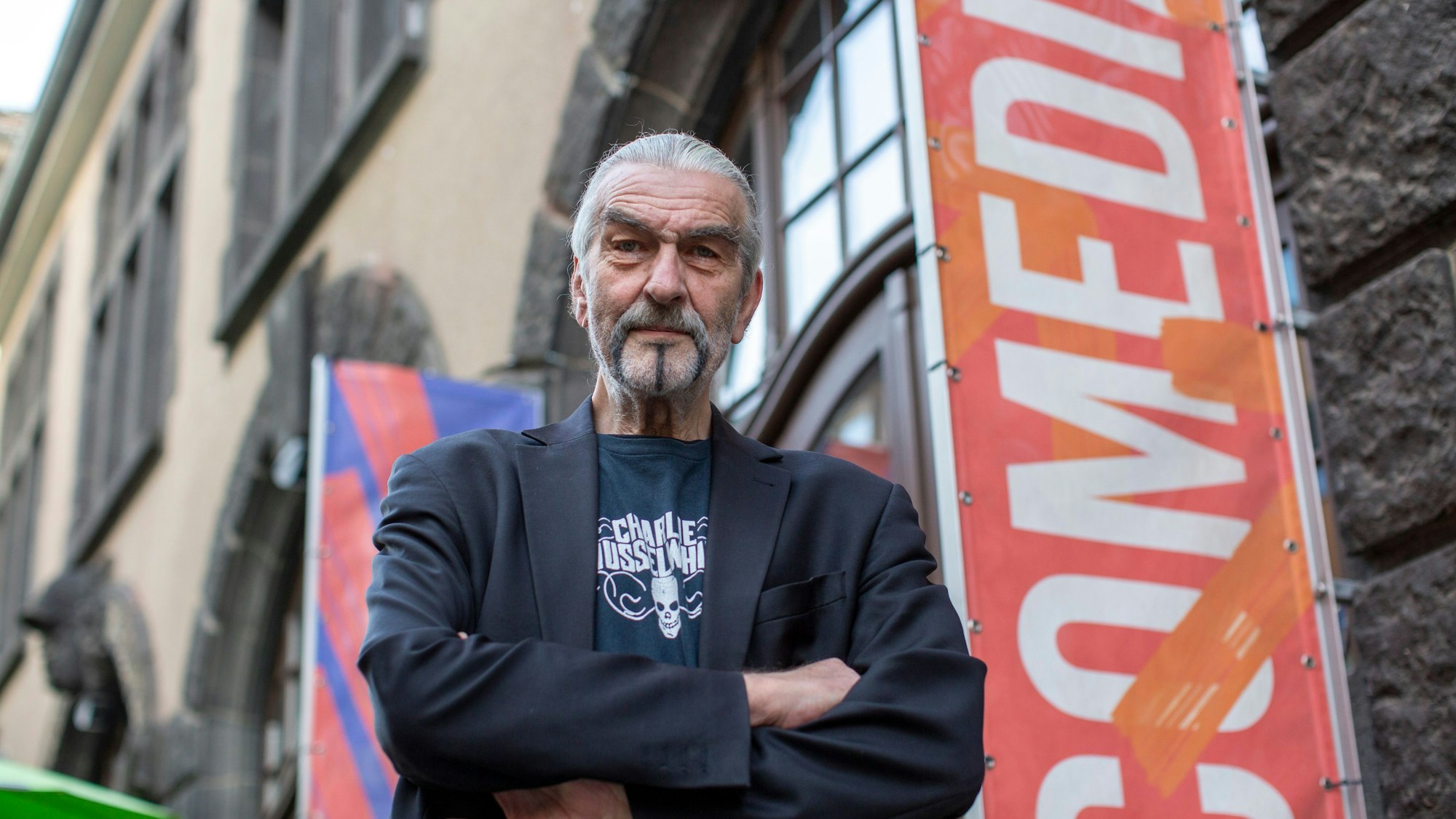 Richard Bargel steht vor der Comedia.