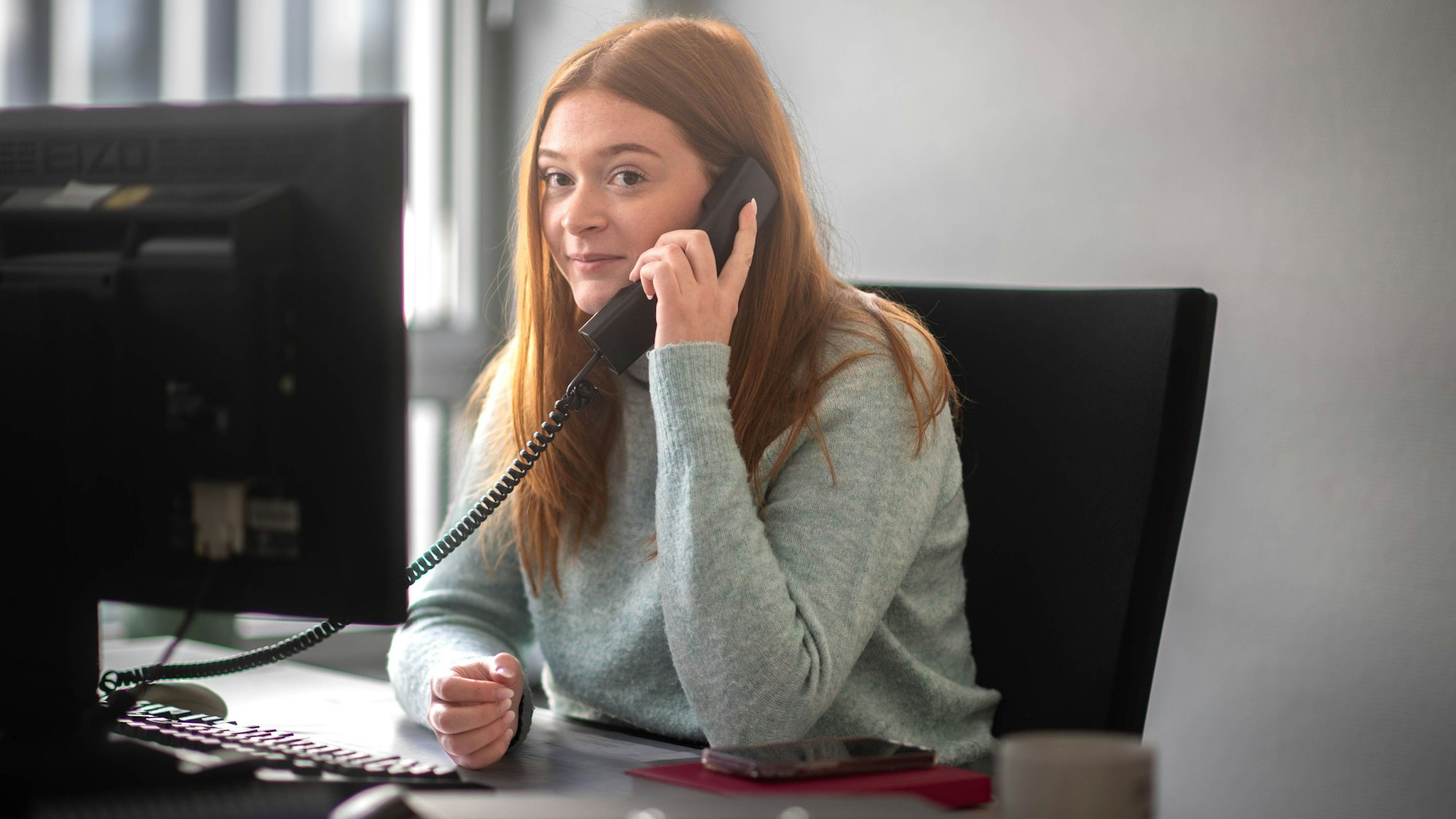Das Bild zeigt Sina Waser an ihrem Schreibtisch in der Kreisverwaltung, während sie telefoniert.