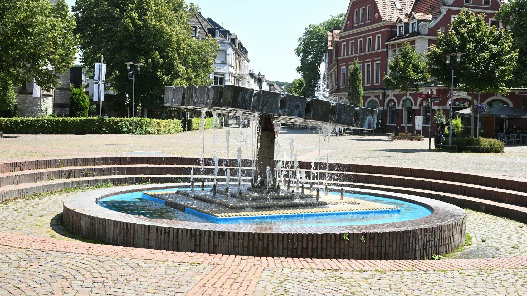 Das Waffeleisen steht in Bergisch Gladbachs Fußgängerzone.