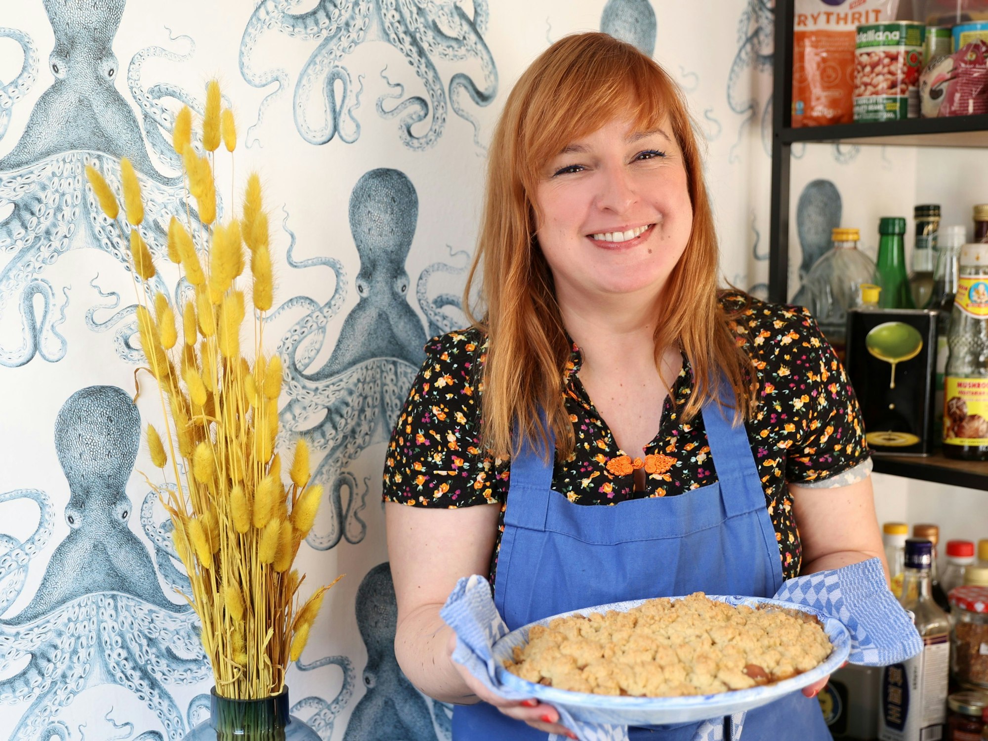 Julia Floß hält einen Teller mit warmem Crumble