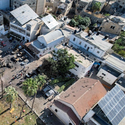 In dem Krankenhaus-Komplex Al-Ahli ist eine Rakete eingeschlagen und hat hunderte Menschen getötet. Israel macht die militante Gruppe „Islamische Dschihad“ verantwortlich.