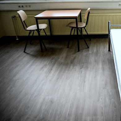 Das Bild zeigt ein Zimmer in einer Geflüchtetenunterkunft.