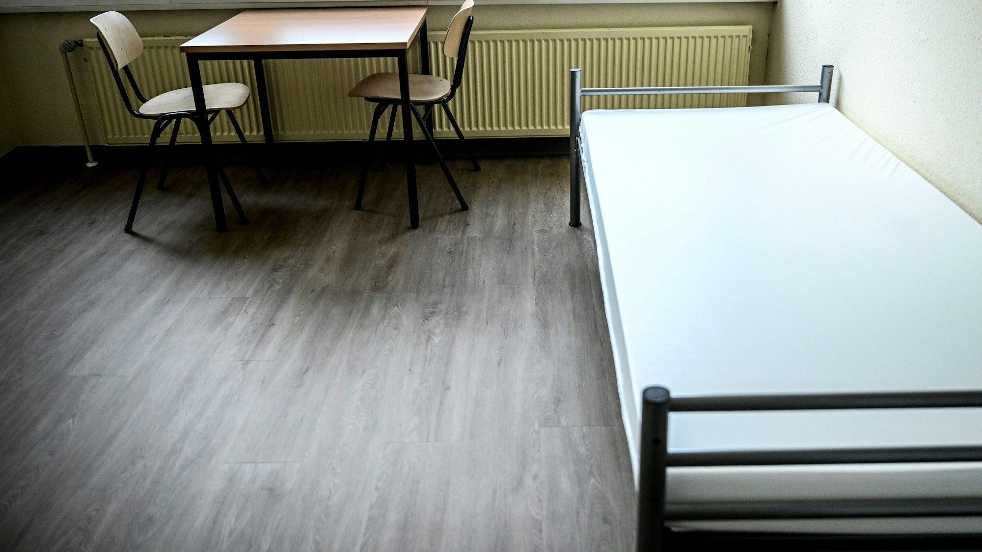 Das Bild zeigt ein Zimmer in einer Geflüchtetenunterkunft.