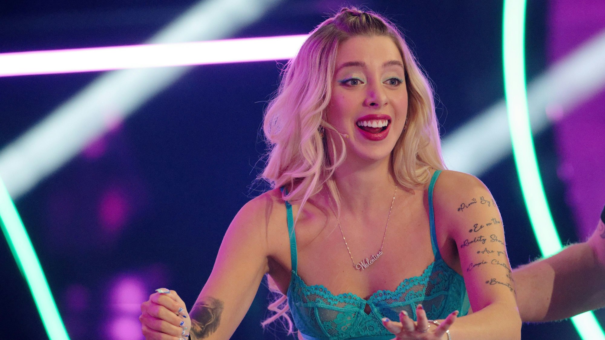 ARCHIV - 08.12.2022, Nordrhein-Westfalen, Köln: Die Influencerin Walentina Doronina steht im Finale der Reality-Show «Promi Big Brother» im Studio im Sat.1 Fernsehen. In der TV-Sendung «Sommerhaus der Stars» ist es zu einer Rangelei zwischen den Teilnehmern gekommen. (zu dpa: «Rangelei im «Sommerhaus»: RTL greift in laufendes Geschehen ein») Foto: Henning Kaiser/dpa +++ dpa-Bildfunk +++