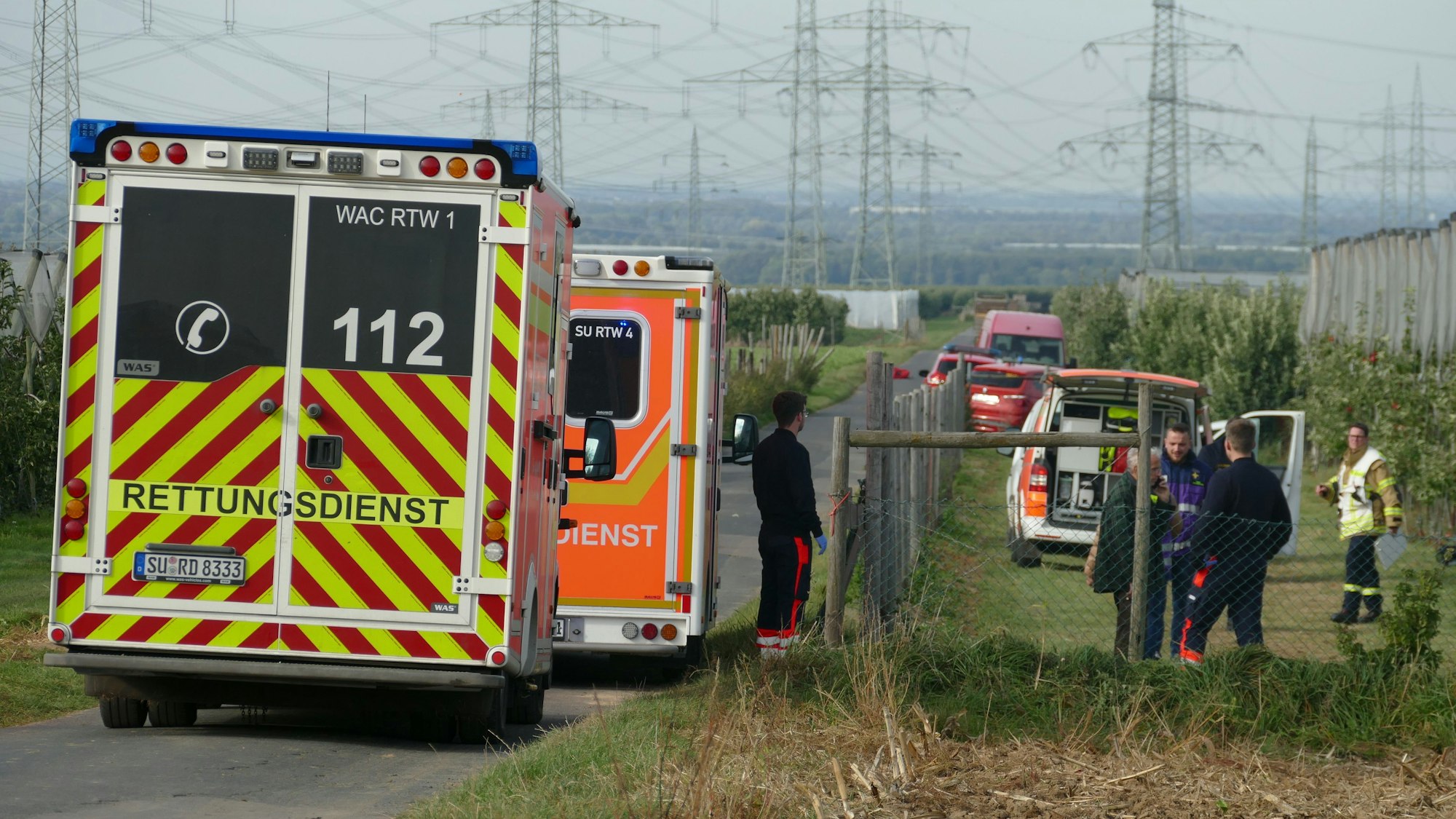 Rettungskräfte stehen an der Unglücksstelle.