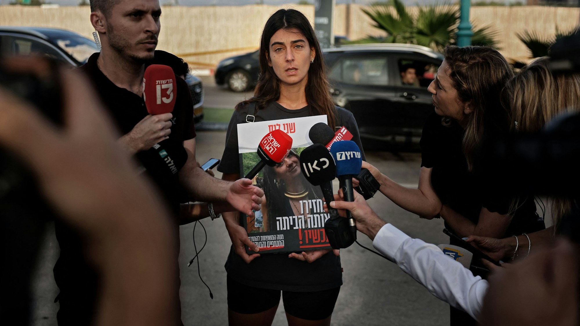 Die Cousine der Deutsch-Israelin Shani Louk, die von Hamas-Terroristen beim Angriff auf Israel verschleppt wurde, gibt Journalistinnen und Journalisten ein Interview.