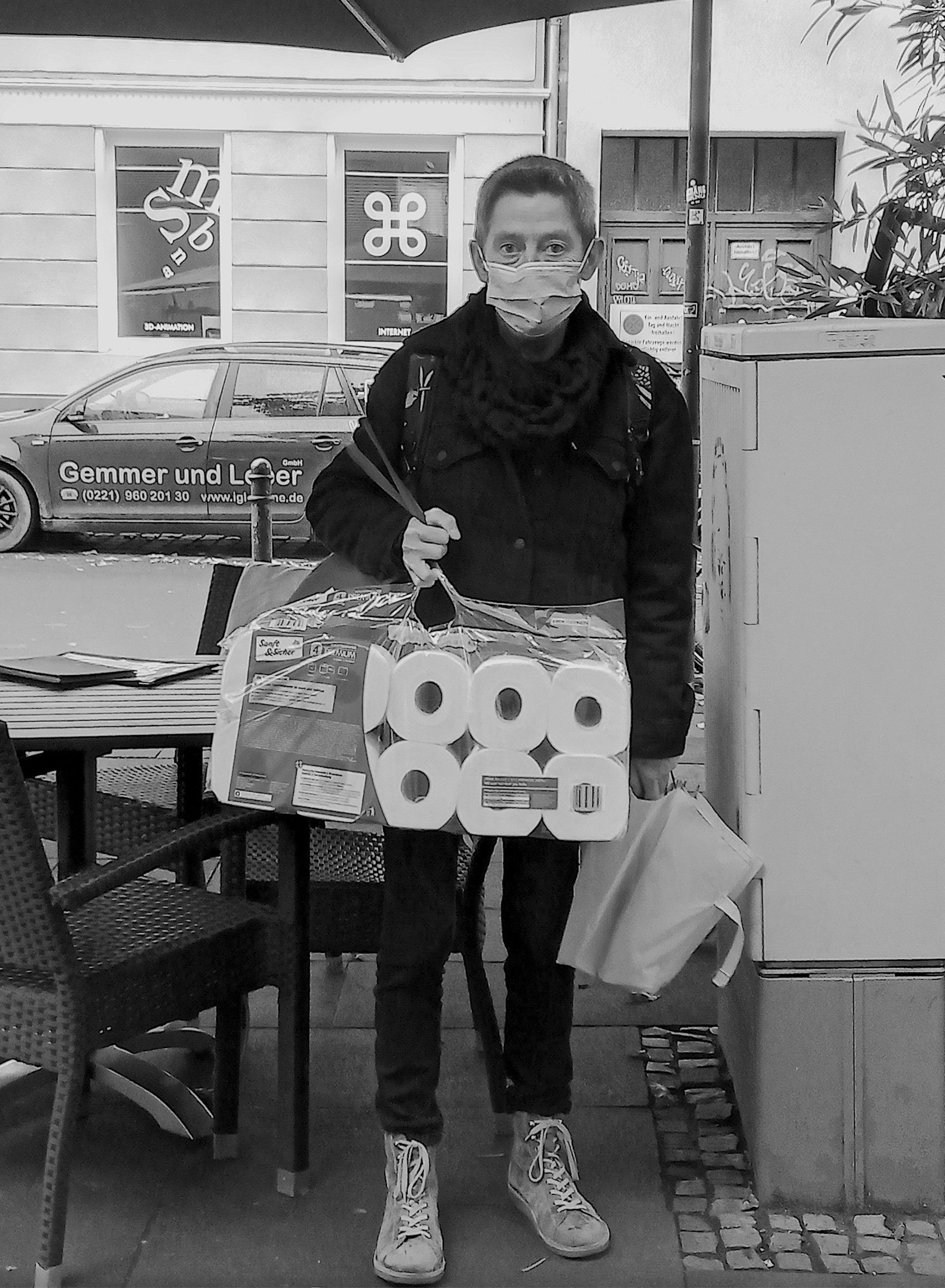 Passant mit Toilettenpapier.