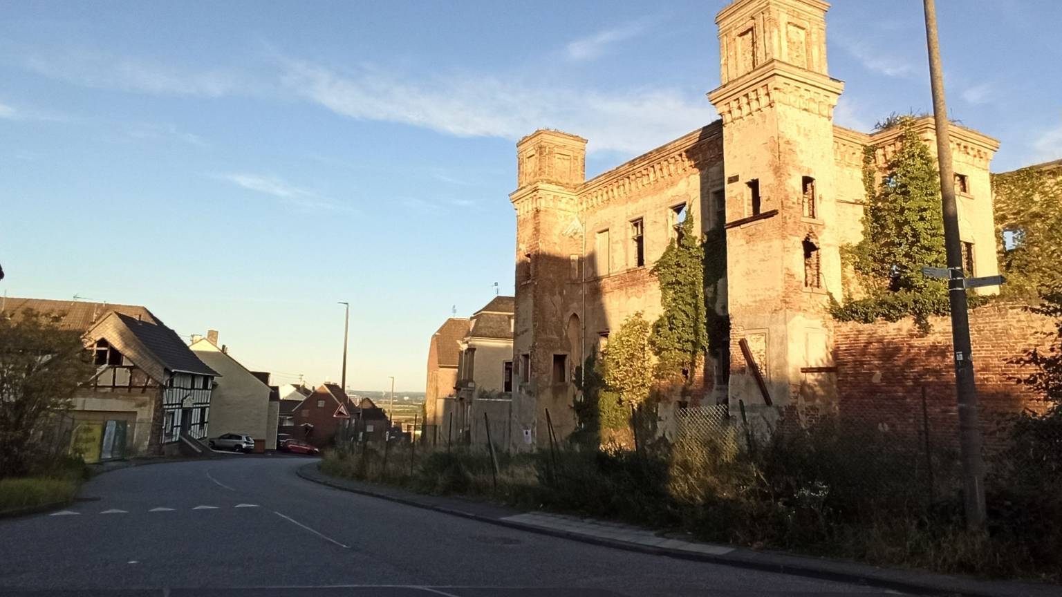 Die Sonne scheint auf eine Burgruine.