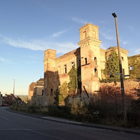 Die Sonne scheint auf eine Burgruine.