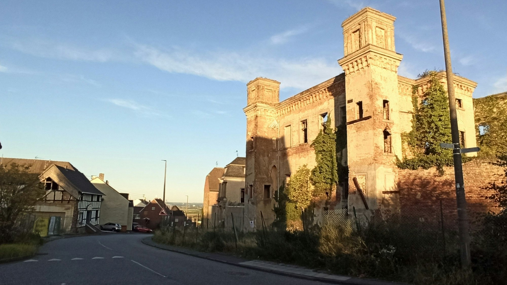 Die Sonne scheint auf eine Burgruine.