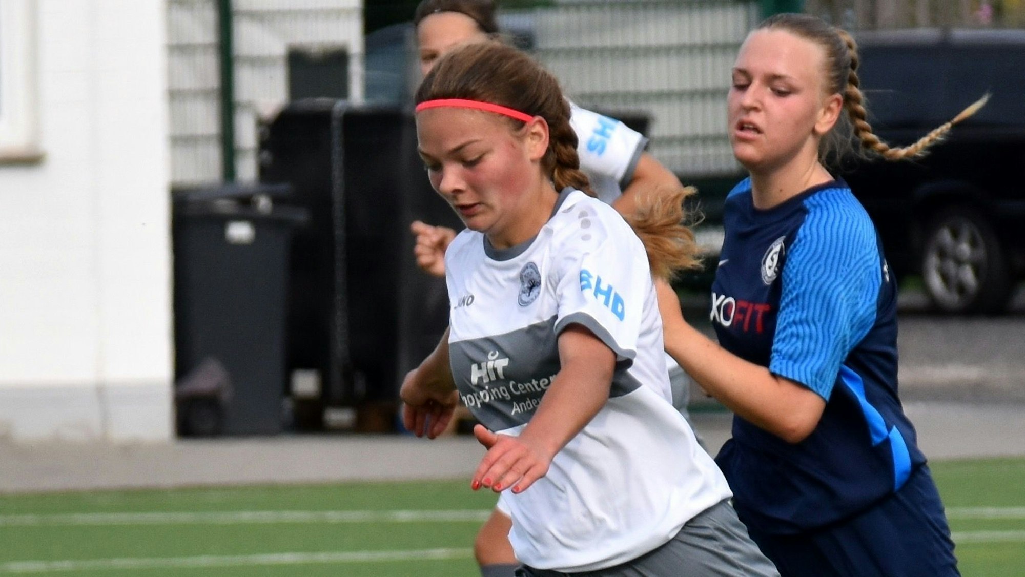 Fußballerin Emilia Thönneßen wird auf dem Platz von einer Gegenspielerin verfolgt.