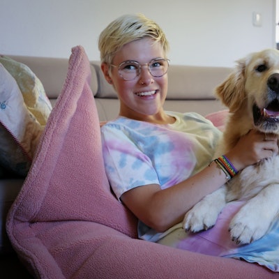 Porträt von Frieda Krieger und von ihrem Assistenzhund Aidan