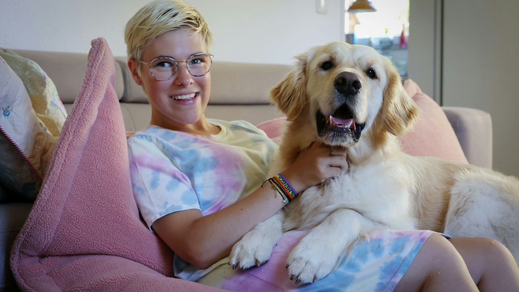 Porträt von Frieda Krieger und von ihrem Assistenzhund Aidan
