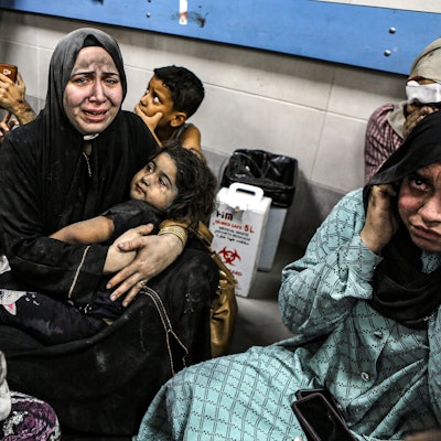 Verwundete Palästinenser sitzen im Eingangsbereich des Al-Shifa-Krankenhauses, nachdem es im Al-Ahli-Krankenhaus zu einer verheerenden Explosion mit laut örtlichen Angaben hunderten Toten gekommen ist.